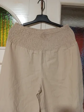 Pantalón ancho beige con volante