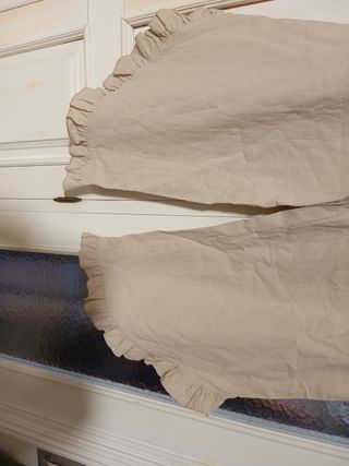 Pantalón ancho beige con volante