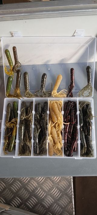 Bolso de pesca con señuelos