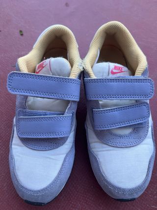 Zapatillas Nike Beige y Morado
talla 31