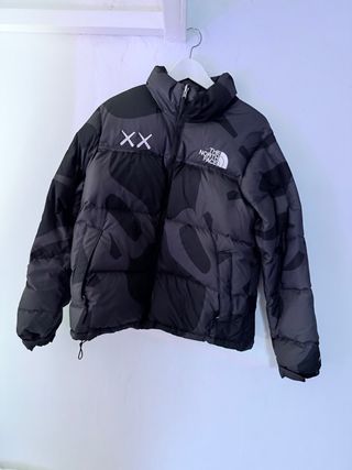 The North Face x Kaws Chaqueta Negra y Gris