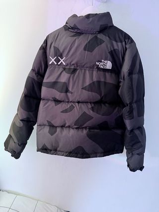 The North Face x Kaws Chaqueta Negra y Gris