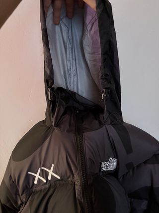 The North Face x Kaws Chaqueta Negra y Gris