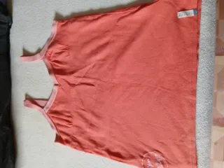Camiseta sin mangas coral con ribete rosa