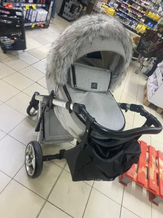 Carro de bebé gris con capota de pelo