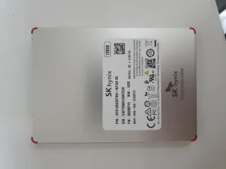 SSD SK hynix 128GB estaba colocada en un portátil.