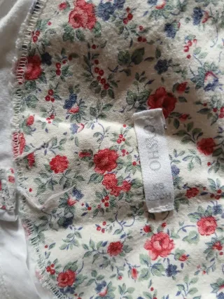 Ropa floral con etiqueta