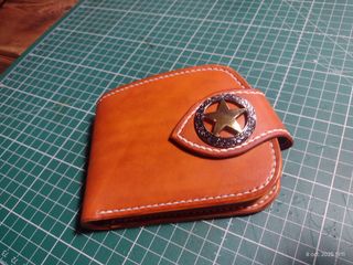 Billetera de cuero estilo cowboy para mujer.