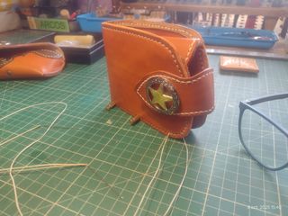 Billetera de cuero estilo cowboy para mujer.