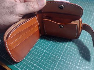 Billetera de cuero estilo cowboy para mujer.