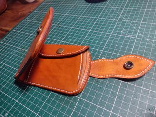 Billetera de cuero estilo cowboy para mujer.