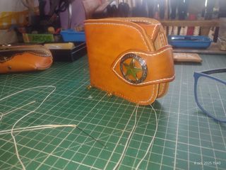 Billetera de cuero estilo cowboy para mujer.