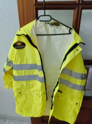 Chaqueta Impermeable Amarilla Nueva con Etiqueta