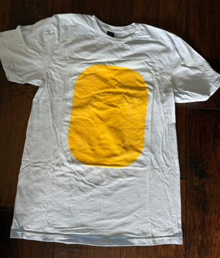 Camiseta azul con estampado amarillo