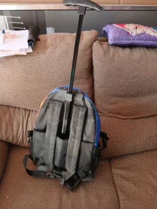 Mochila con ruedas azul y naranja