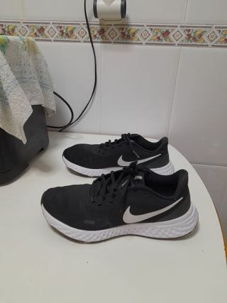 Zapatillas Nike Revolution Negras Poco Uso