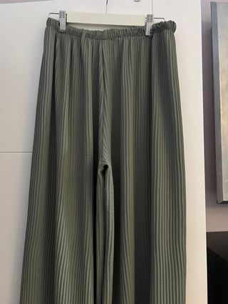 Pantalón ancho plisado verde