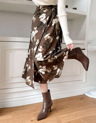 Falda midi floral marrón 