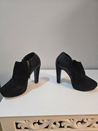 Zapato abotinafo de tacón negros