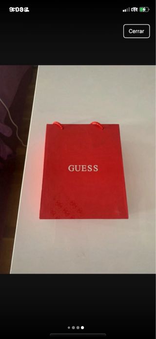 Reloj Guess con brillantes plateado y beige.