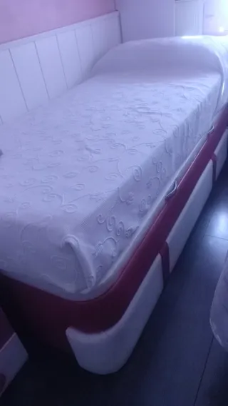 Cama nido con canapé y dos camas con colchones.