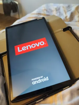 Tablet Lenovo con funda