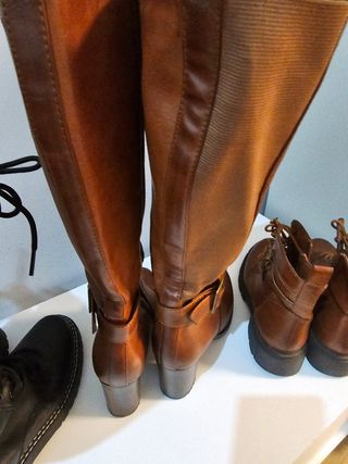Botas y botines marrones con cremallera
Botas negr