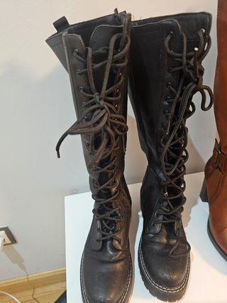 Botas y botines marrones con cremallera
Botas negr