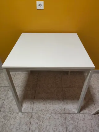 Mesa blanca de madera