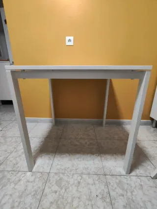 Mesa blanca de madera