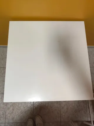 Mesa blanca de madera