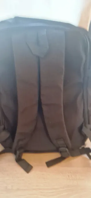 Mochila de viaje negra