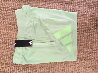 Pantalón corto Adidas con etiqueta