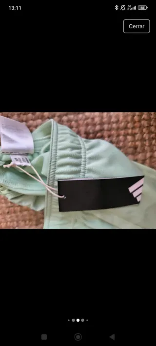 Pantalón corto Adidas con etiqueta