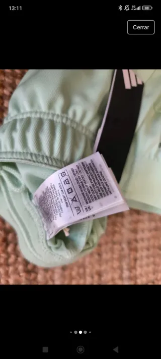 Pantalón corto Adidas con etiqueta