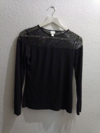 Camiseta negra con encaje