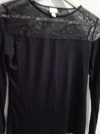 Camiseta negra con encaje