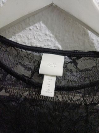 Camiseta negra con encaje