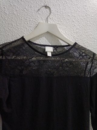 Camiseta negra con encaje