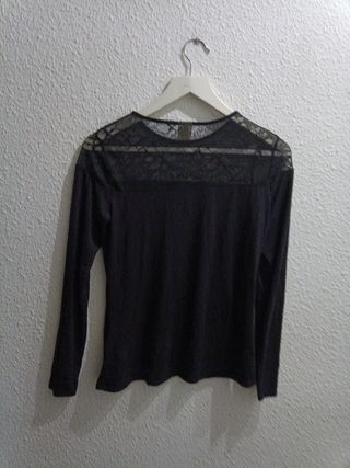 Camiseta negra con encaje