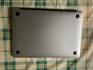 MacBook Air 13 2015 Plata la batería dura 4 h 