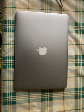 MacBook Air 13 2015 Plata la batería dura 4 h 