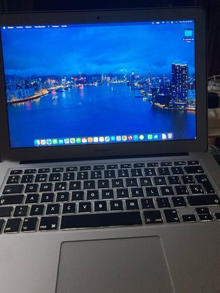 MacBook Air 13 2015 Plata la batería dura 4 h 