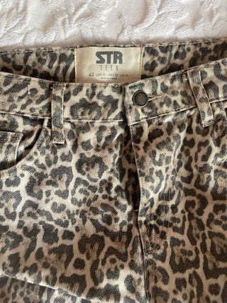 Pantalón estampado leopardo Stradivarius Talla 42
