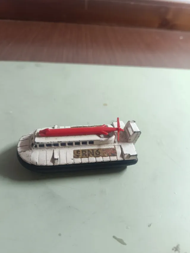 Modellino Hovercraft SRN6