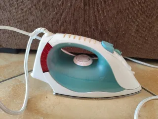 Ferro da stiro bianco e turchese