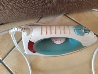 Ferro da stiro bianco e turchese