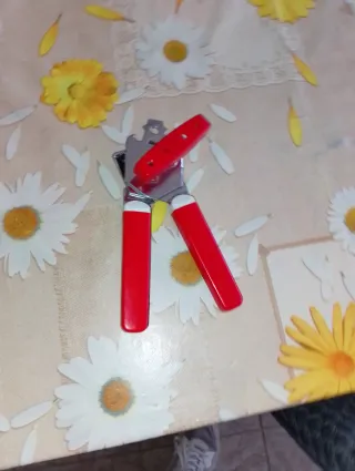 Apriscatole rosso e argento