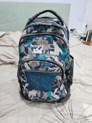 Mochila totto con ruedas y estampado camuflaje
