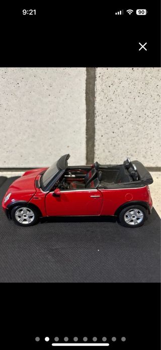 Mini a escala rojo descapotable